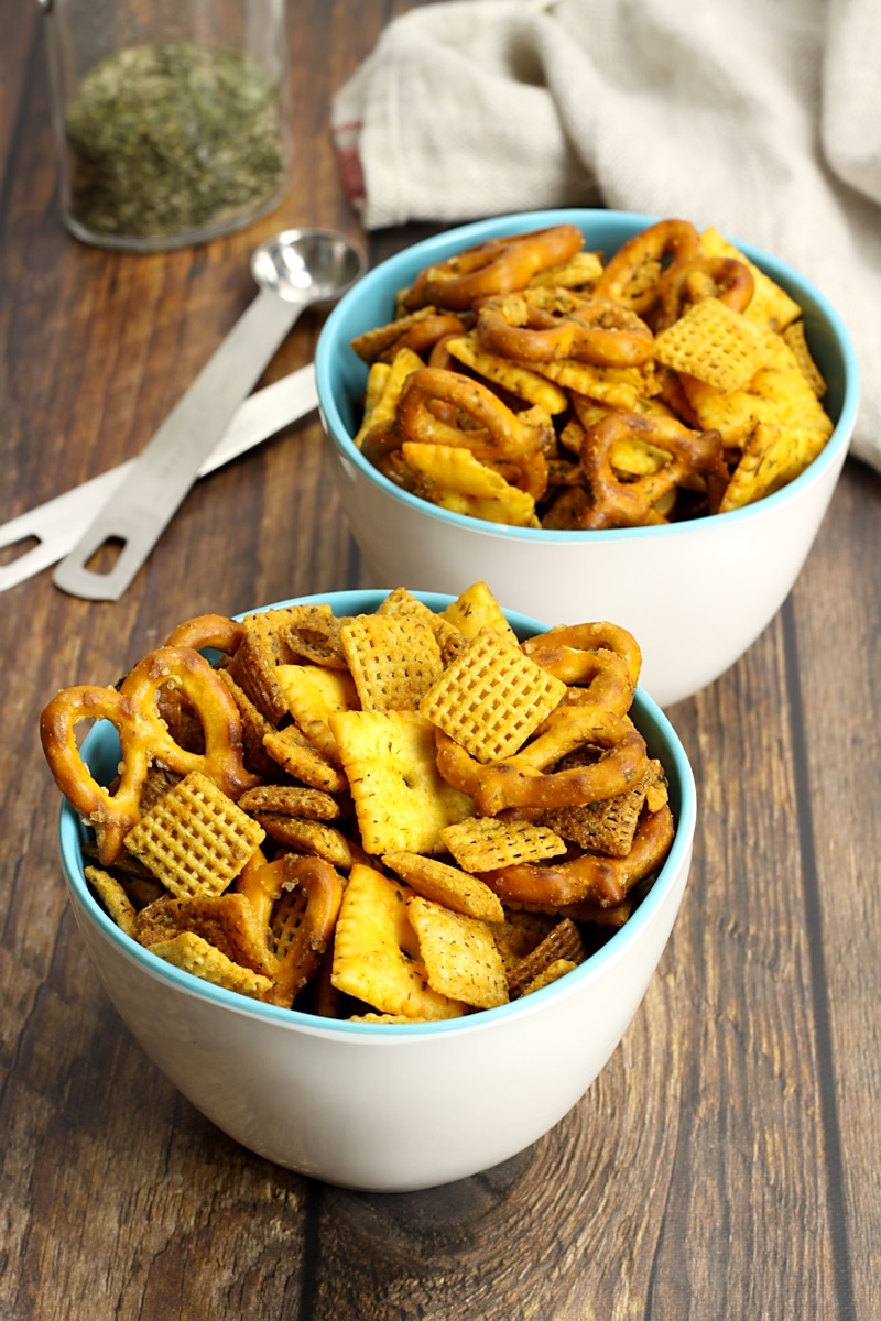 Buffalo ranch chex mix in serving bowls.