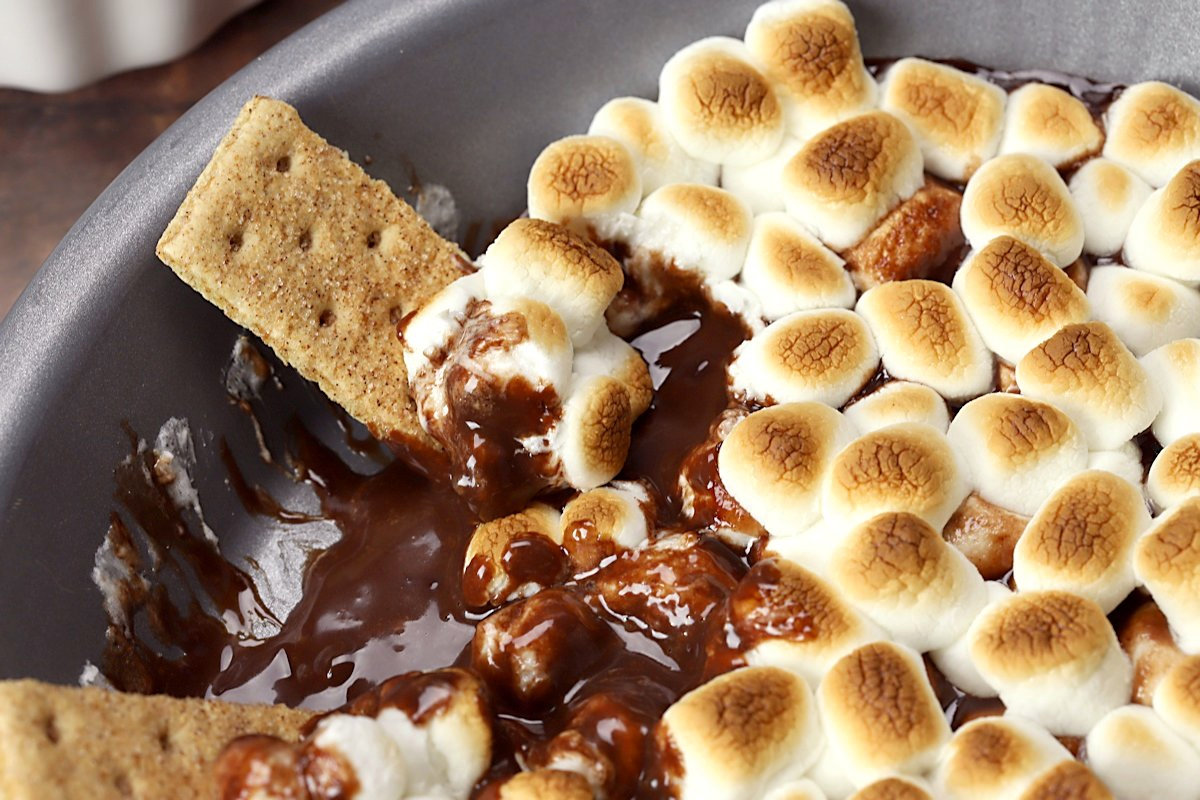 Melted chocolate and toasted marshmallows in a pie pan.