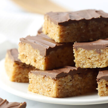 A white plate filled with scotcheroos bars.