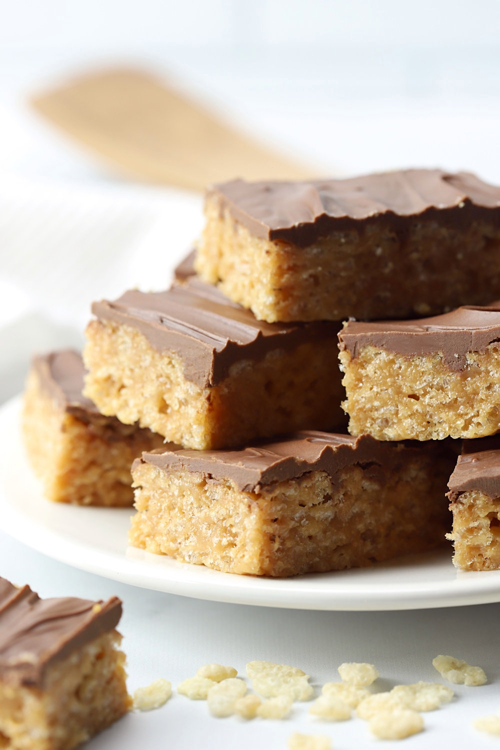 A white plate filled with scotcheroos bars.