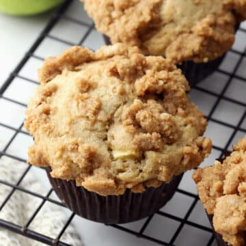 Spiced apple crumble muffins recipe.