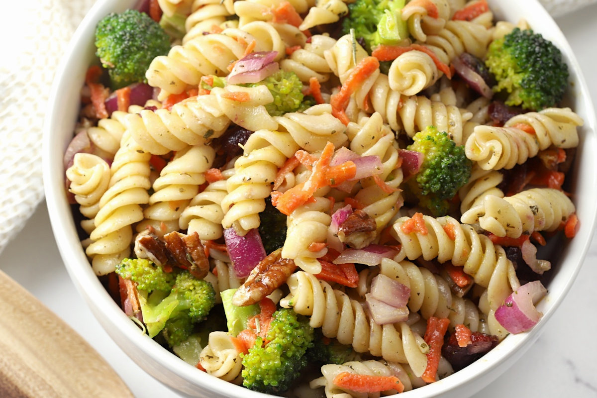 Broccoli and carrots in a pasta salad.