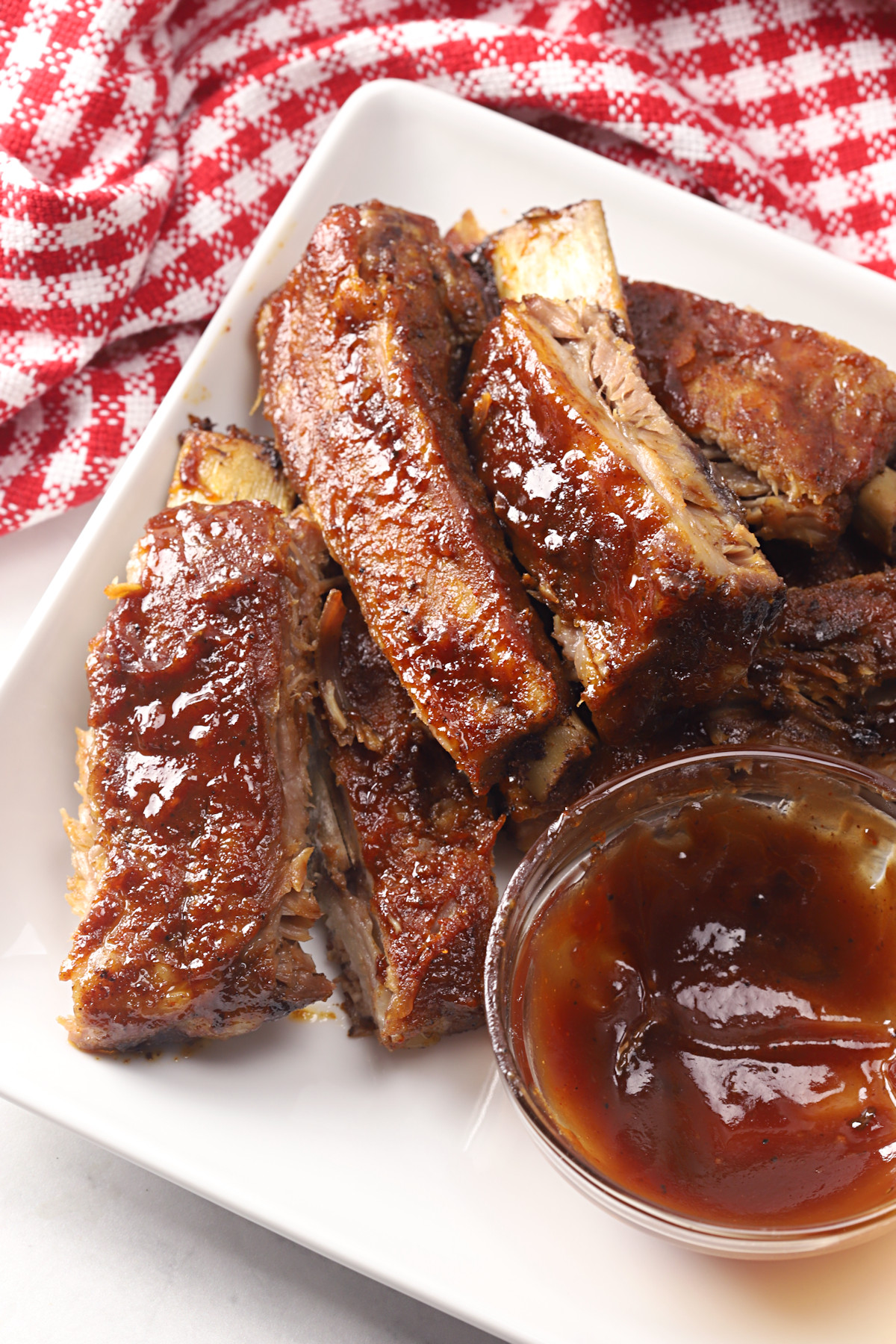 Ribs with a bowl of barbecue sauce.