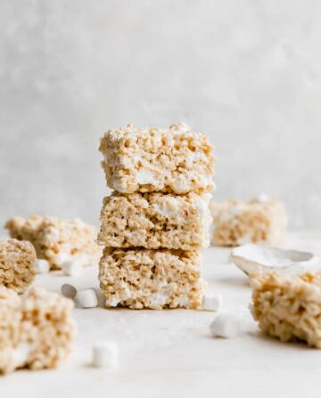 A stack of rice krispies treats.