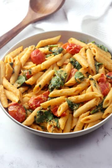 Roasted Red Pepper Hummus Pasta - The Toasty Kitchen