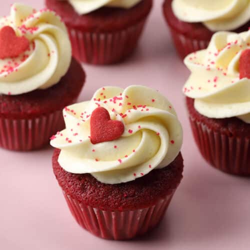 https://thetoastykitchen.com/wp-content/uploads/2022/12/mini-red-velvet-cupcakes-closeup-500x500.jpg