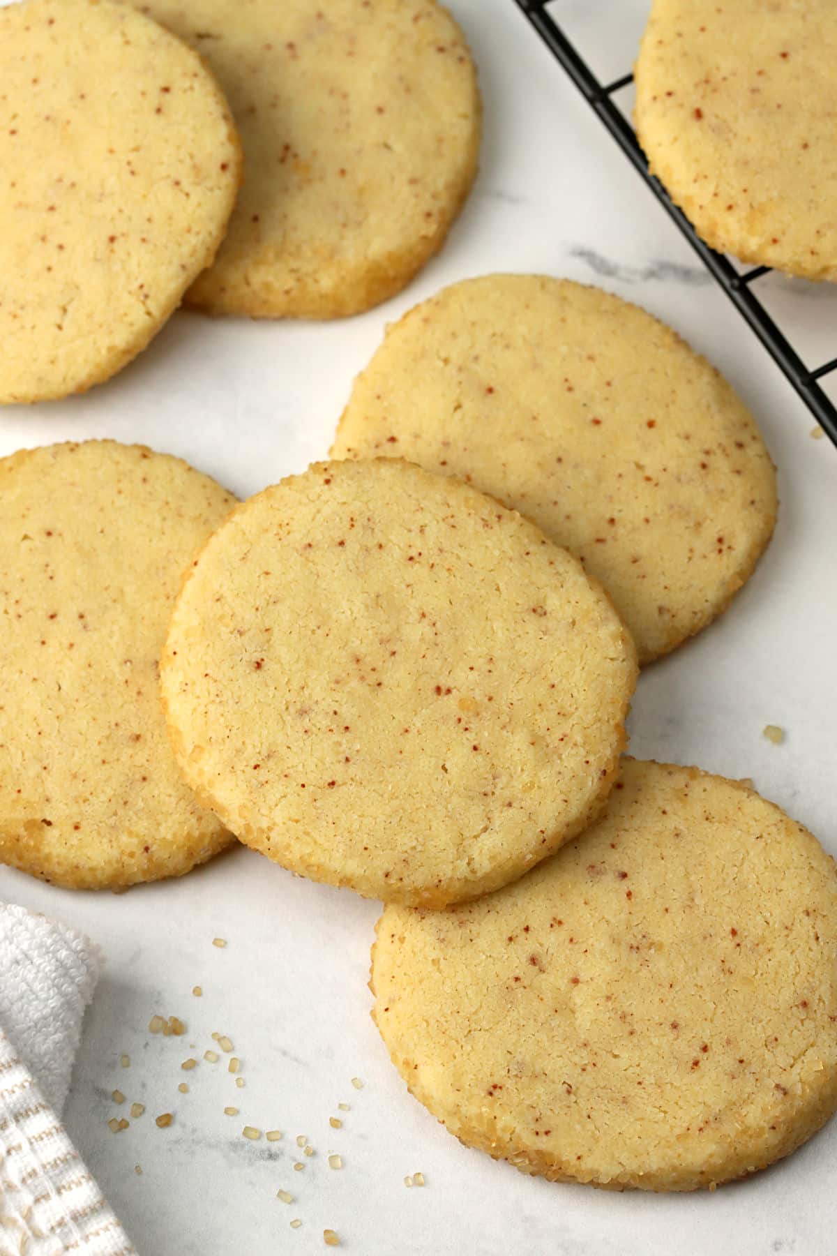 Heidesand cookies on a marble counter top.