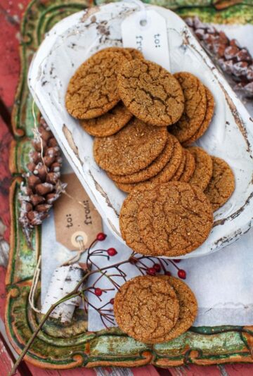 Snap cookies on a decorative serving platter.